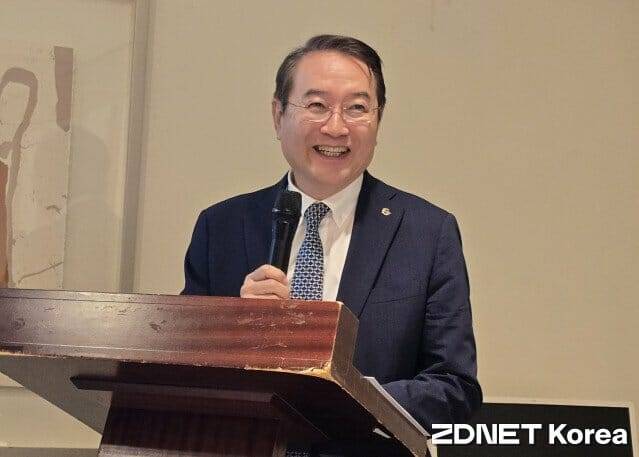 이건우 DGIST 총장이 5일 열린 과학기술정보통신부 기자단 초청 간담회에서 밝은 모습으로 모두 발언 중이다.(사진=지디넷코리아)