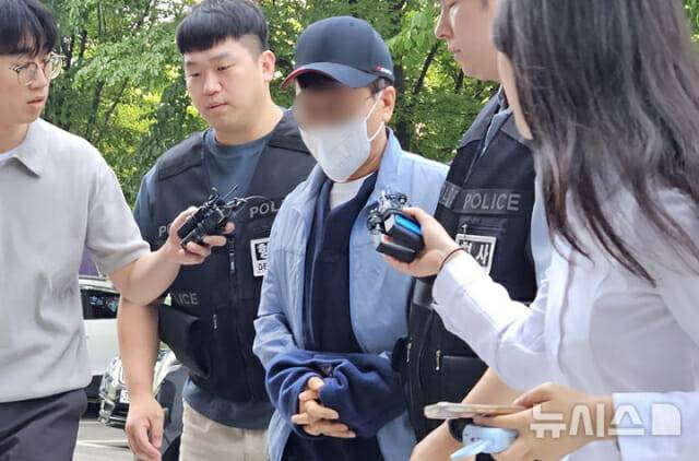 'LG전자 마곡센터 칼부림 사건' 피의자인 60대 남성 정모씨가 29일 오전 서울 양천구 서울남부지방법원에서 열리는 구속 전 피의자 심문(영장실질심사)을 받기 위해 출석하고 있다.(사진=뉴시스)