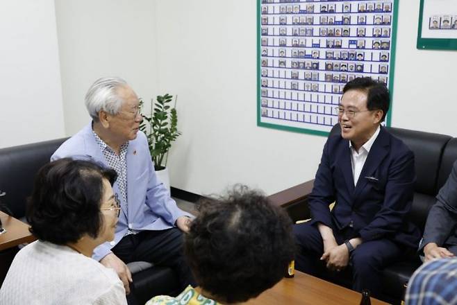 대한노인회를 방문한 진교훈 강서구청장(오른쪽). 강서구 제공.