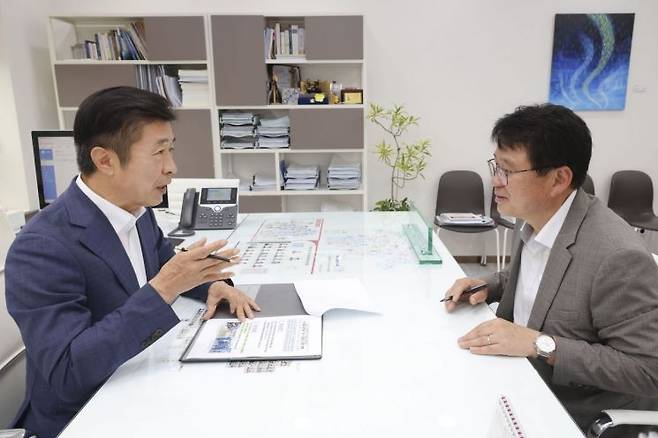 전성수 서초구청장(왼쪽)이 민선 9기 핵심 공약과 관련한 1호 결재를 하고 있다. 서초구 제공.