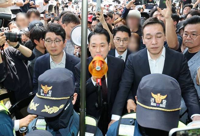 장동혁 국민의힘 대표가 5일 잠실7동 투표함 개표가 진행되고 있는 서울 송파구 올림픽공원 핸드볼경기장에 도착해 확성기를 들고 발언하고 있다. 연합뉴스 제공