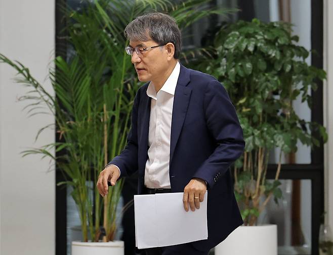 노태악 중앙선거관리위원장이 지난 4일 경기 과천 중앙선관위에서 열린 긴급 회의를 마친 뒤 위원장실로 향하고 있다. /뉴스1