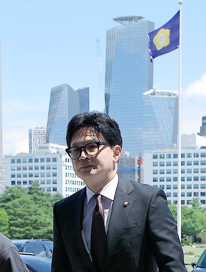 무소속 한동훈 의원이 5일 오후 서울 여의도 국회의사당 본청으로 첫 출근을 하고 있다. /뉴스1