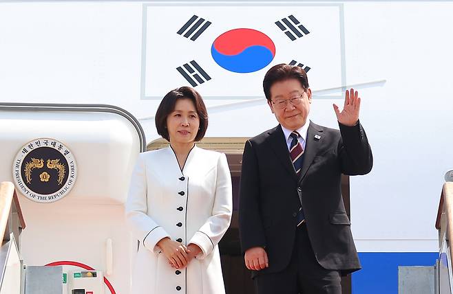 인도·베트남을 국빈 방문하는 이재명 대통령과 김혜경 여사가 19일 성남 서울공항 공군 1호기에서 환송객에게 인사하고 있다. 연합뉴스