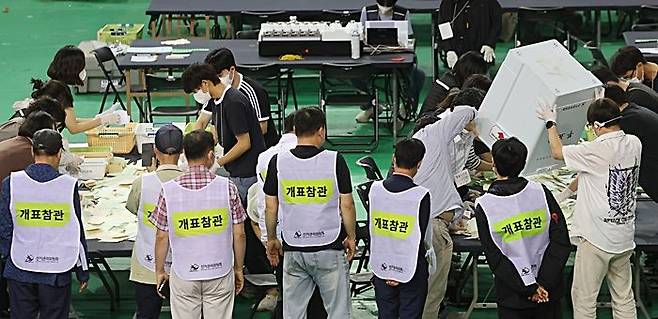 5일 서울 송파구 잠실7동 제2투표소에서 이송된 투표함이 개표소인 올림픽공원 핸드볼경기장에 도착해 참관인이 지켜보는 가운데 투표함을 열고 있다. ⓒ연합뉴스