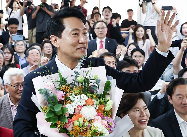 6·3 지방선거에서 당선된 오세훈 국민의힘 서울시장 후보가 4일 서울 종로구 선거사무소에서 꽃다발을 전달 받고 환호 하고 있다. 2026.6.4 뉴스1