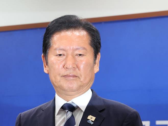 정청래 더불어민주당 대표가 4일 오전 서울 여의도 국회에서 열린 ‘6·3지방선거 결과’ 관련 기자회견을 마치고 발걸음을 옮기고 있다. 뉴스1