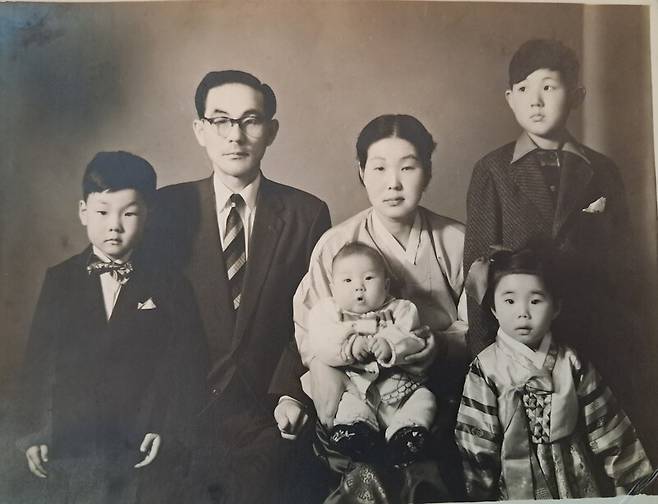 1958년 촬영된 서용길 전 제헌국회의원과 이영란 여사 부부의 가족사진. 맨 왼쪽이 둘째였던 서영철씨. 서영철 제공