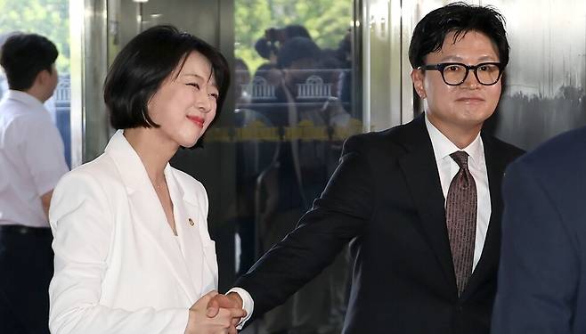 부산 북갑 국회의원 보궐선거에서 당선된 무소속 한동훈 의원이 5일 국회에서 열린 본회의에 참석하기 위해 입장하며 배현진 국민의힘 의원 등과 인사하고 있다. 연합뉴스