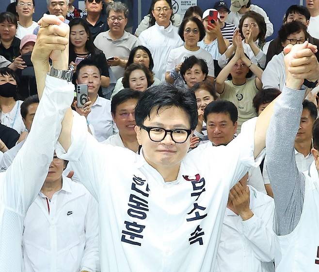 한동훈 무소속 부산 북갑 국회의원 보궐선거 후보가 4일 부산 북구 선거사무소에서 당선이 확정된 후 손을 맞잡고 있다. 부산=연합뉴스