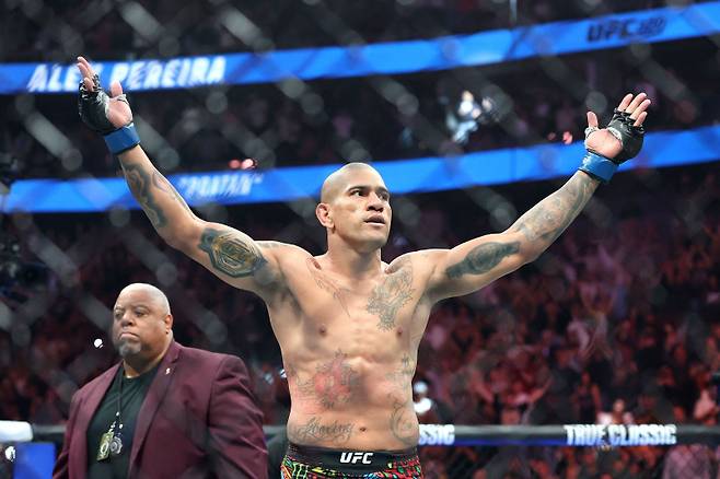 <yonhap photo-3801=""> 14일 미국 워싱턴DC 백악관 사우스론에서 열리는 UFC 프리덤 250 대회에서 헤비급 챔피언에 도전하는 페레이라. AFP=연합뉴스</yonhap>