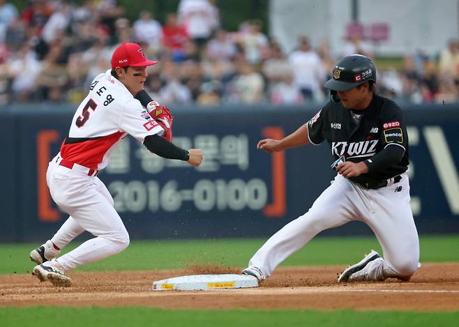 <yonhap photo-8521="">2024년 KT에서 뛰었던 강백호가 김도영이 지키는 3루에 안착하는 장면. 연합뉴스</yonhap>