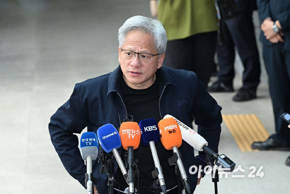 젠슨 황 엔비디아 최고경영자(CEO)가 5일 오후 전세기를 통해 서울김포비즈니스항공센터로 입국해 취재진의 질문에 답하고 있다. [사진=정소희 기자]