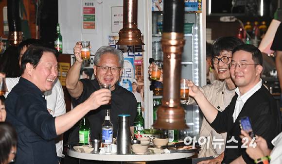 젠슨 황 엔비디아 최고경영자(CEO)가 5일 서울 마포구 서교동의 한 고깃집에서 최태원 SK회장, 구광모 LG회장, 이해진 네이버 의장과 삼겹살 회동을 하고 있다.[사진=곽영래 기자]