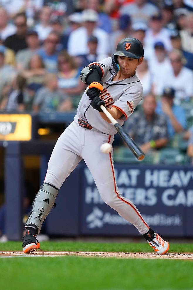 타격하는 이정후. AP=연합뉴스