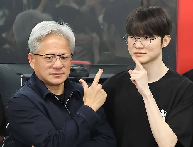 젠슨 황 엔비디아 최고경영자(CEO)와 페이커 선수가 5일 서울 마포구 ‘T1 베이스 캠프’에서 기념촬영을 위해 포즈를 잡고 있다. 뉴스1
