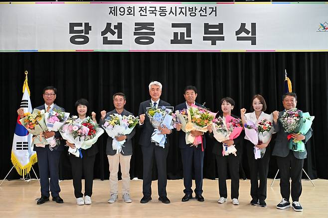 ▲ 제9회 전국동시지방선거 정선군 당선증 교부식이 5일 군립도서관 정선군가족센터 대회의실에서 최승준 정선군수 당선인, 김기철 도의원 당선인, 전운하·최선화·박종부·조현화·배왕섭·정희정 군의원 당선인 등이 참석한 가운데 열렸다.