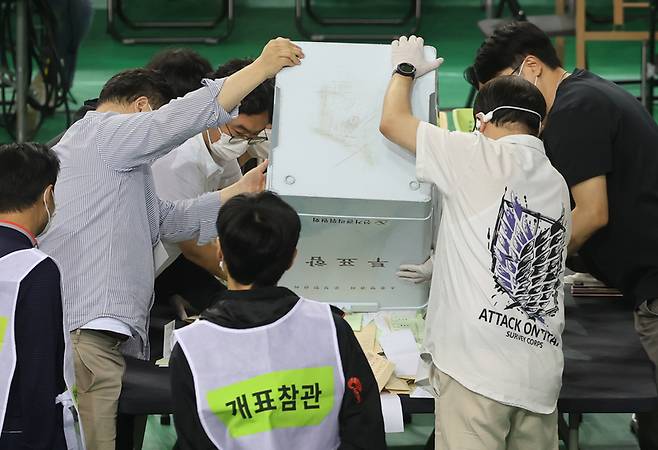 ▲ 5일 서울 송파구 잠실7동 제2투표소에서 이송된 투표함이 개표소인 올림픽공원 핸드볼경기장에 도착해 참관인이 지켜보는 가운데 투표함을 열고 있다. 연합뉴스