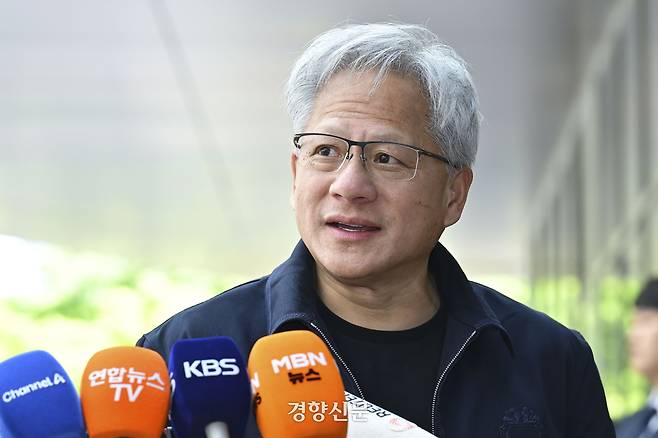 젠슨 황 엔비디아 최고경영자가 5일 서울 강서구 서울김포비즈니스항공센터를 통해 입국한 뒤 취재진의 질문에 답하고 있다. 권도현 기자