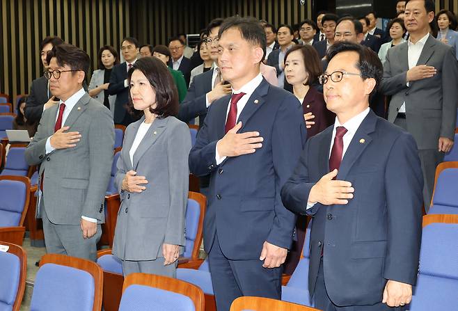 6·3 국회의원 재보궐선거에서 당선된 국민의힘 의원들이 5일 국회에서 열린 의원총회에서 국기에 경례하고 있다. 왼쪽부터 경기 평택을 유의동 의원,  대구 달성 이진숙 의원, 울산 남갑 김태규 의원, 충남 공주ㆍ부여ㆍ청양 윤용근 의원. 연합뉴스