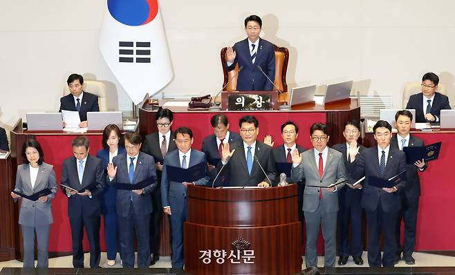 송영길 더불어민주당 의원(가운데), 한동훈 무소속 의원(왼쪽에서 5번째) 등  6·3 지방선거와 동시에 치러진 국회의원 재보궐 선거에 당선된 의원들이 5일 국회 본회의에서 선서를 하고 있다. 박민규 선임기자