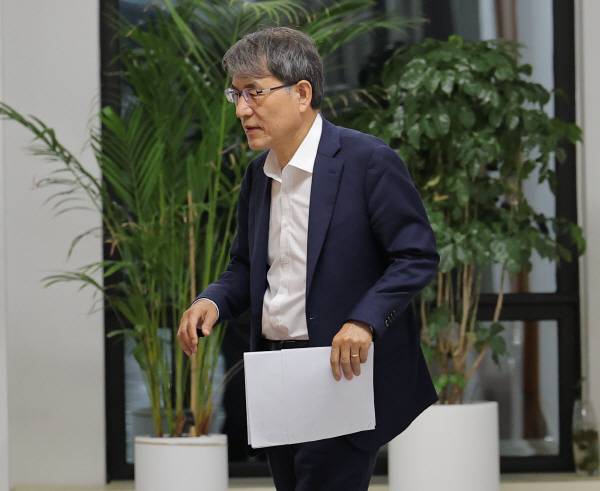 노태악 중앙선거관리위원장이 4일 경기 과천 중앙선관위에서 열린 긴급위원회 회의를 마친 뒤 위원장실로 향하고 있다. 연합뉴스