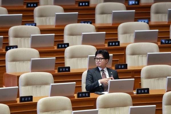 부산 북갑 국회의원 보궐선거에서 당선된 무소속 한동훈 의원이 5일 국회에서 22대 국회 후반기 의장단을 선출하기 위해 열린 본회의에 참석해 개회를 기다리고 있다. 연합뉴스