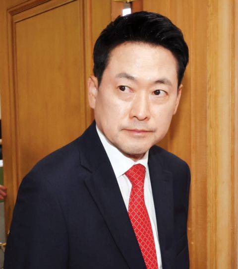 장동혁 국민의힘 대표가 4일 경기도 과천시 중앙선거관리위원회를 찾아 투표용지 부족 사태를 항의하고 있다. 연합뉴스
