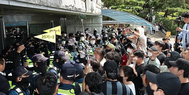잠실7동 투표함 개표소 앞 모습. 연합뉴스