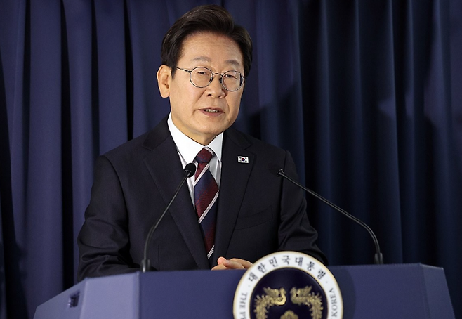 이재명 대통령, G7 순방 기내 기자간담회/사진=연합뉴스