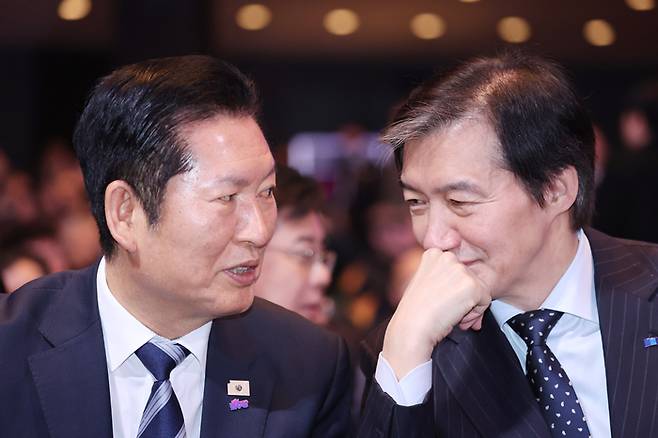정청래 더불어민주당 대표(왼쪽)와 조국혁신당 조국 대표. [청와대통신사진기자단]