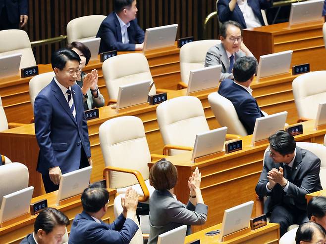 22대 국회 후반기 국회의장으로 선출된 조정식 더불어민주당 의원이 5일 오후 서울 여의도 국회 본회의장에서 당선인사를 위해 발걸음을 옮기고 있다. [사진출처=뉴스1]