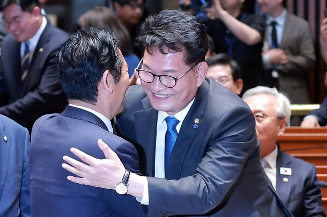정청래 더불어민주당 대표(왼쪽)가 국회에서 송영길 의원과 인사하고 있다. 연합뉴스