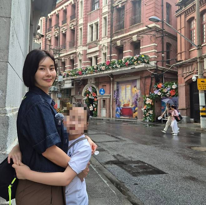 5살 연하 사업가와 재혼한 배우 최정윤이 딸을 비롯한 가족과 함께 중국 상하이 여행을 떠났다. /사진=인스타그램 갈무리