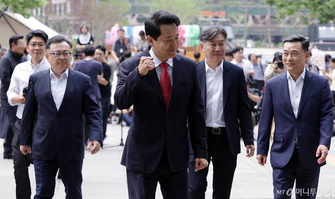 (서울=뉴스1) 이호윤 기자 = 오세훈 서울시장 당선인이 4일 오전 서울시청 정문에서 감사인사를 마친 뒤 시청 로비로 향하고 있다. (공동취재) 2026.6.4/뉴스1  Copyright (C) 뉴스1. All rights reserved. 무단 전재 및 재배포,  AI학습 이용 금지. /사진=(서울=뉴스1) 이호윤 기자