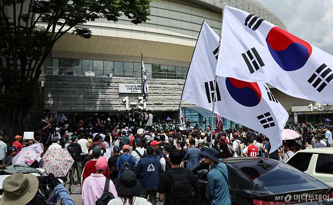 (서울=뉴스1) 김도우 기자 = 5일 서울 송파구 잠실7동 제2투표소에서 이송된 투표함 개표소인 올림픽공원 핸드볼경기장 앞에서 시민들이 불법선거를 주장하며 경찰과 대치하고 있다. 2026.6.5/뉴스1  Copyright (C) 뉴스1. All rights reserved. 무단 전재 및 재배포,  AI학습 이용 금지. /사진=(서울=뉴스1) 김도우 기자