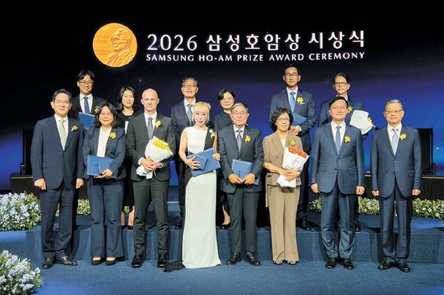 지난 1일 서울 중구 신라호텔 다이너스티홀에서 열린 ‘2026 삼성 호암상 시상식’에서 이재용(왼쪽 첫 번째) 삼성전자 회장과 윤태식(뒷줄 오른쪽 두 번째) 위스콘신-매디슨대 교수를 비롯한 수상자들이 기념 촬영을 하고 있다. 연합뉴스