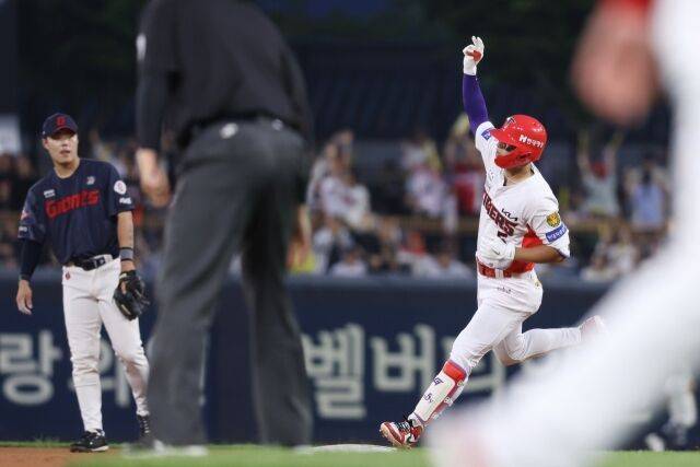 KIA 타이거즈 김도영이 4일 광주 KIA챔피언스필드에서 열린 롯데 자이언츠와의 홈 경기서 홈런을 확인하고 있다./KIA 타이거즈 제공