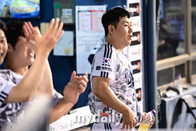 연장 11회말 극적인 홈런을 때린 양의자가 박찬호의 동점타를 보며 휴식을 취하고 있다.