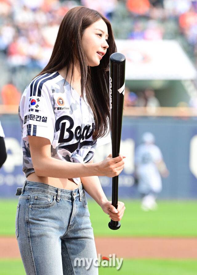 경기 전 걸그룹 아이오아이 나영이 시타를 하기 위해 준비를 하고 있다.