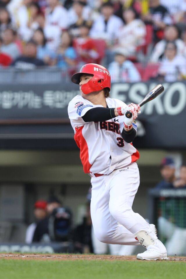 KIA 타이거즈 김선빈이 4일 광주 KIA챔피언스필드에서 열린 롯데 자이언츠와의 홈 경기서 타격하고 있다./KIA 타이거즈 제공