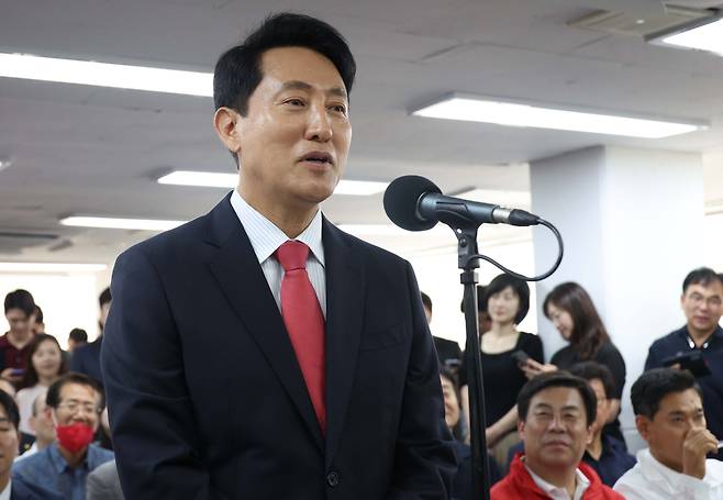 오세훈 서울시장 당선인이 제9회 전국동시지방선거일 다음날인 4일 오전 서울 종로구 대왕빌딩에 마련된 선거사무소에서 발언하고 있다. 이상섭 기자