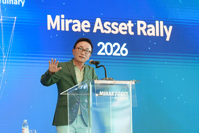 박현주 미래에셋그룹 회장이 강원도 세이지우드홍천에서 열린 ‘미래에셋 랠리 2026’에서 글로벌 ETF(상장지수펀드) 임직원과 비즈니스 현황을 공유하고 있다. [미래에셋자산운용 제공]