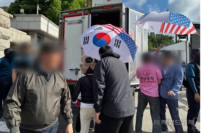 5일 오전 8시30분께 경기 과천시 중앙선거관리위원회 앞. 시위대가 중선관위 안으로 들어가려는 트럭을 막아세우고 문을 열어 내부를 확인하고 있다. 김서현 수습기자