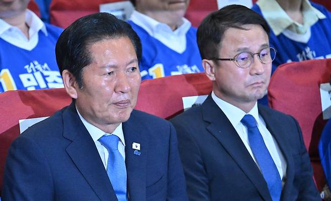 정청래(왼쪽) 더불어민주당 대표와 한병도 원내대표가 3일 오후 서울 여의도 국회 의원회관에서 제9회 전국동시지방선거 출구조사 발표를 지켜보고 있다. 임세준 기자