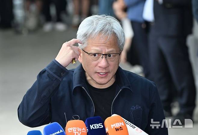 [서울=뉴시스] 김선웅 기자 = 젠슨 황 엔비디아 CEO가 5일 서울 강서구 서울김포비즈니스항공센터를 통해 입국해 취재진 질문에 답변하고 있다. (공동취재) 2026.06.05. photo@newsis.com