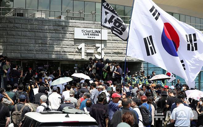[서울=뉴시스] 홍효식 기자 = 보수성향의 시민 등이 5일 잠실7동 투표함 개표가 진행되고 있는 서울 송파구 올림픽공원 핸드볼경기장을 찾아 항의하고 있다. 2026.06.05. yesphoto@newsis.com
