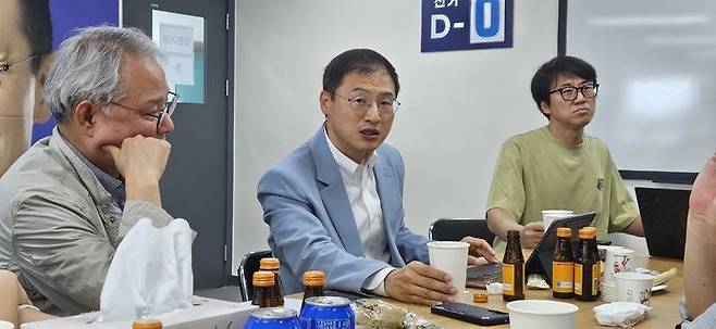 [울산=뉴시스] 유재형 기자 = 김상욱 울산시장 당선인은 5일 자신의 선거사무실에서 기자들과 만나 시민 불편 해결을 위해 폐선된 시내버스 노선을 복구하겠다는 뜻을 밝혔다. 2026.06.05.you00@newsis.com *재판매 및 DB 금지