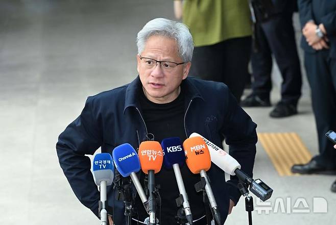 [서울=뉴시스] 김선웅 기자 = 젠슨 황 엔비디아 CEO가 5일 서울 강서구 서울김포비즈니스항공센터를 통해 입국해 취재진 질문에 답변하고 있다. (공동취재) 2026.06.05. photo@newsis.com