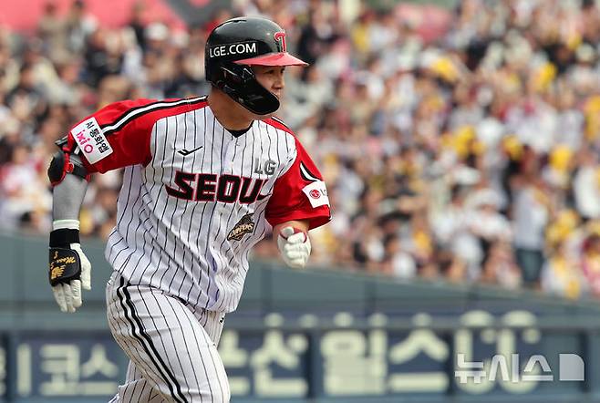 [서울=뉴시스] 박주성 기자 =  29일 오후 서울 송파구 잠실야구장에서 열린 2026 신한 SOL KBO리그 KT 위즈와 LG 트윈스의 경기, 3회말 투아웃 주자 1,2루에서 LG 문성주가 1타점 적시타를 치고 있다. 2026.03.29. park7691@newsis.com